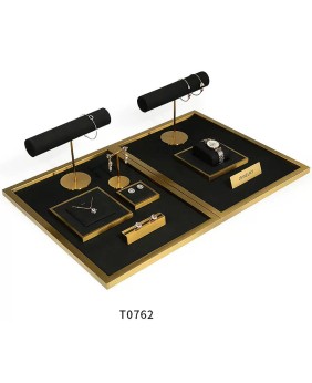 Neues Schmuck-Display-Set aus schwarzem Samt mit Goldbesatz