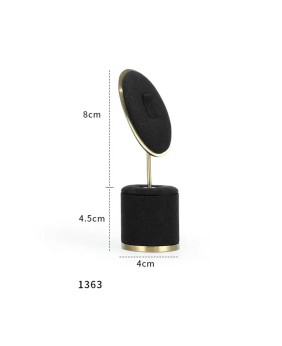 Luxuriöse neue Ringhalter aus schwarzem Samt