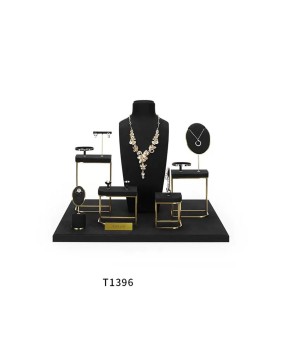 Luxuriöses neues Einzelhandels-Schmuck-Display-Set aus schwarzem Samt und goldfarbenem Metall