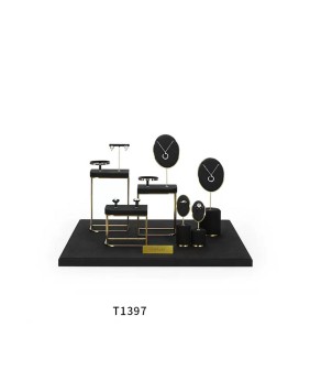 Luxuriöses neues Einzelhandels-Schmuckvitrinen-Set aus schwarzem Samt und goldfarbenem Metall