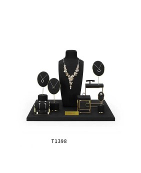 Luxuriöses neues Einzelhandels-Schmuckvitrinen-Display-Set aus schwarzem Samt und goldfarbenem Metall zu verkaufen