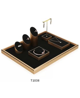 Luxuriöses Schmuckvitrinen-Set aus schwarzem Samt mit Goldbesatz