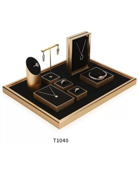 Luxuriöses neues Schmuck-Display-Set aus schwarzem Samt mit Goldbesatz