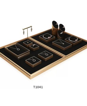 Luxuriöses Schmuck-Display-Set aus schwarzem Samt mit Goldbesatz für den Einzelhandel