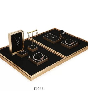 Luxuriöses Einzelhandels-Schmuckvitrinen-Set mit Goldbesatz und schwarzem Samt