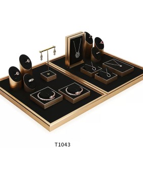Schmuckvitrinen-Set aus schwarzem Samt mit Goldbesatz für den Einzelhandel
