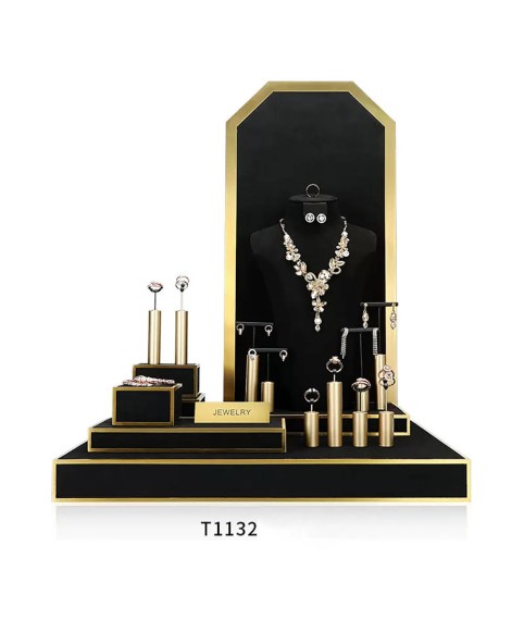 Na sprzedaż nowy, luksusowy zestaw biżuterii z czarnego aksamitu