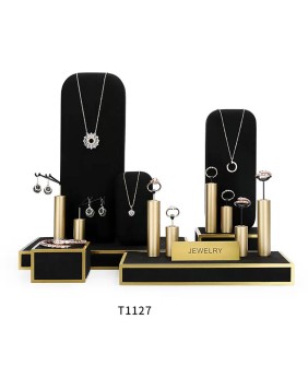 Nuovo set di espositori per gioielli in metallo dorato e velluto nero