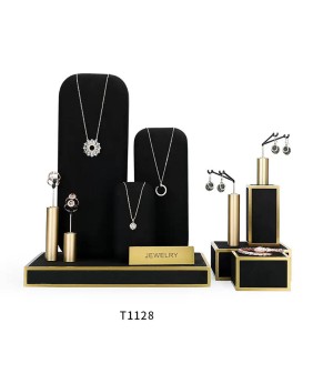 Nuovo set di espositori per vetrine per gioielli in metallo dorato e velluto nero