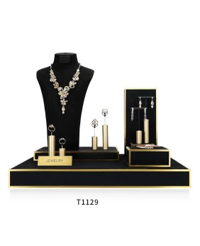 Nuovo set per vetrine per gioielli in metallo dorato e velluto nero