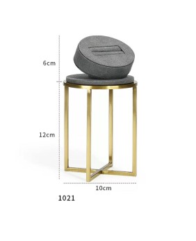 Detaliczny złoty metalowy ciemnoszary aksamitny stojak z pierścieniem szczelinowym