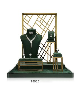 Conjunto de exhibición de escaparate de joyería de terciopelo verde oscuro de metal dorado de lujo