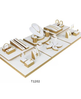 Luxuriöses Schmuck-Display-Set in Gold und Weiß