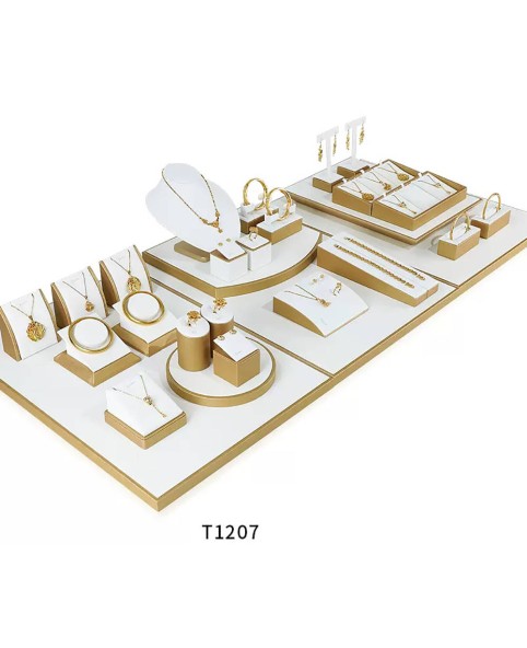 Luxuriöses Schmuck-Display-Set aus Gold und weißem Leder zu verkaufen
