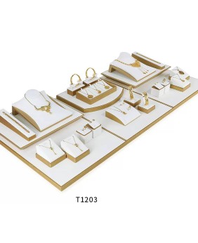 Conjunto de exibição de vitrine de joias de couro branco e ouro premium