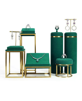 Nuovi espositori per vetrine per gioielli in metallo dorato in velluto verde premium in vendita