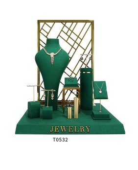 Zestaw wystawowy biżuterii ze złotego metalu i zielonego aksamitu