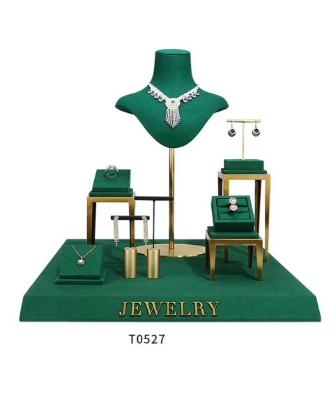 Set di espositori per gioielli in velluto verde in metallo dorato di lusso