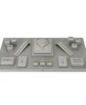 Set di espositori per vetrine per gioielli in pelle grigio chiaro premium in vendita