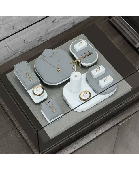Luxuriöses hellgraues Samt-Halsketten- und Ring-Präsentationstablett