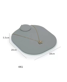 Luxuriöses Halsketten-Präsentationstablett aus hellgrauem Samt