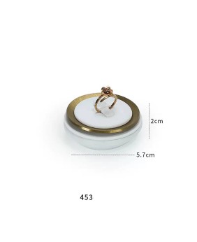Luxuriöses rundes Ring-Display-Tablett aus hellgrauem Samt