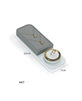 Luxuriöses neues hellgraues Samt-Halsketten- und Ring-Präsentationstablett