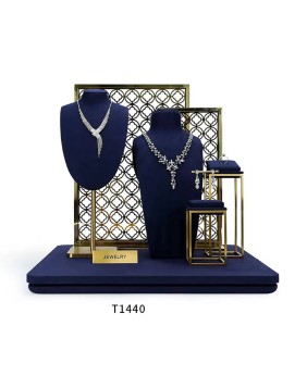 Luksusowy zestaw wystawowy z biżuterią w kolorze złotym, metalowym, granatowym i aksamitnym