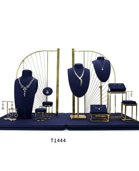 Conjunto de exhibición de escaparate de joyería de metal dorado de terciopelo azul marino al por menor