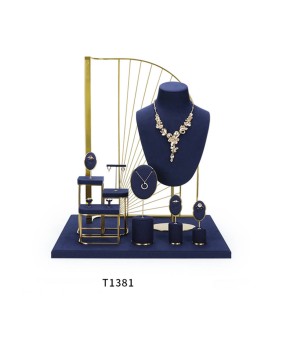 Luxuriöses Einzelhandels-Schmuckvitrinen-Set aus goldfarbenem Metall und marineblauem Samt