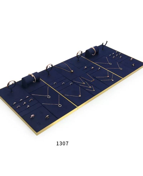 Роскошный набор ювелирных изделий с бархатной золотой отделкой темно-синего цвета