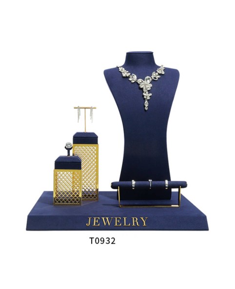 Ensemble d'affichage de bijoux en métal doré en velours bleu marine de luxe
