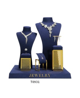 Conjunto de exhibición de joyería de metal dorado de terciopelo azul marino de lujo a la venta