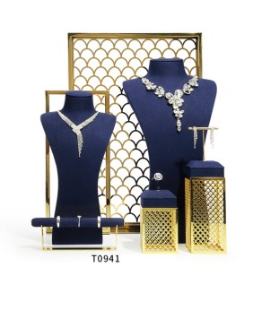 Popularny zestaw wystawowy z biżuterią w kolorze granatowym, aksamitnym, złotym metalem