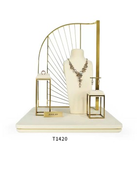 Luxuriöses Gold-Metall-Schmuck-Display-Set aus weißem Samt