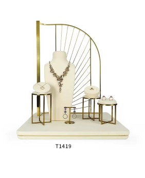 Conjunto de exhibición de escaparate de joyería de terciopelo blanco apagado de metal dorado de lujo