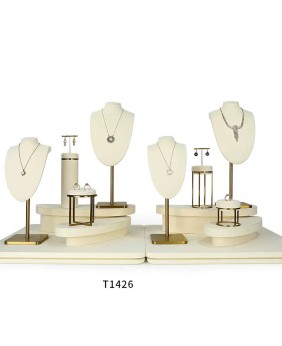 Set di espositori per vetrine per gioielli in velluto bianco sporco in metallo dorato al dettaglio