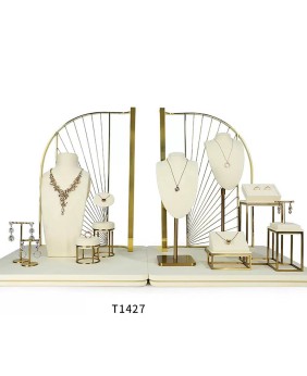 Conjunto de exhibición de ventana de joyería de terciopelo blanco, metal dorado de lujo al por menor