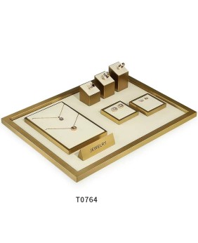 Luxuriöses Schmuck-Display-Set aus cremefarbenem Samt mit Goldbesatz