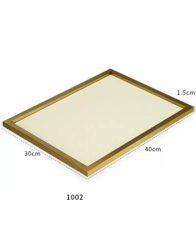 Neues Schmuck-Präsentationstablett aus cremefarbenem Samt mit Goldbesatz