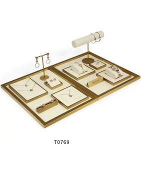 Schmuck-Display-Set aus weißem Samt mit Goldbesatz für den Einzelhandel