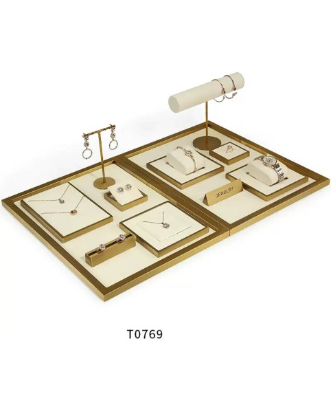 Розничный комплект ювелирных изделий из белого бархата с золотой отделкой