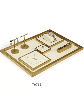 Hochwertiges Schmuck-Display-Set aus cremefarbenem Samt mit Goldbesatz