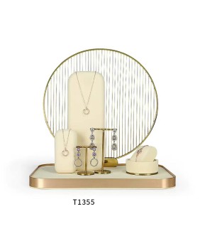 Set di vetrine per gioielli in velluto bianco sporco di metallo dorato al dettaglio di fascia alta
