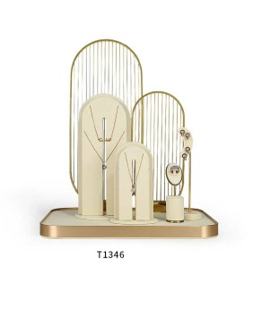 Conjunto de exhibición de escaparate de joyería de terciopelo blanco, metal dorado, venta al por menor de alta gama