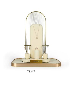 Conjunto de exhibición de ventana de joyería de terciopelo blanco, metal dorado, venta al por menor de alta gama