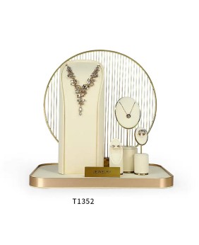Nuevo juego de exhibición de joyería de terciopelo blanco, metal dorado, venta al por menor de alta gama, a la venta