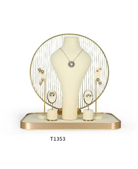 Juego de exhibición de escaparate de joyería de terciopelo blanco, metal dorado nuevo, venta al por menor de alta gama, a la venta