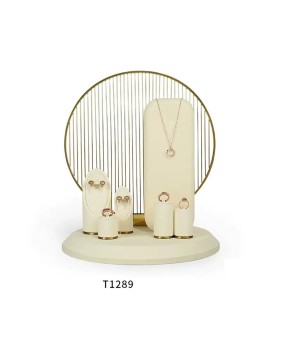 Einzelhandel Neues Luxus-Schmuck-Display-Set aus goldfarbenem Metall in Off-White-Samt