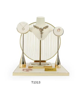 Ensemble d'affichage de bijoux en velours blanc cassé en métal doré au Design créatif à vendre